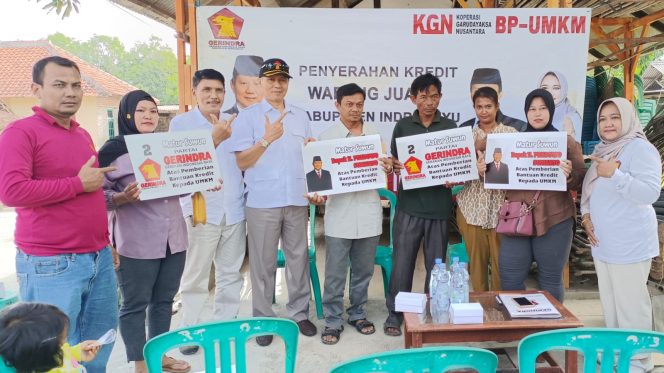 
 Ketua DPC Gerindra Indramayu Serahkan Bantuan Kredit KGN Warung Juang Kepada UMKM