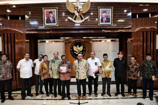 
 Gubernur Ridwan Kamil Serahkan Laporan Tim Investigasi Ponpes Al Zaytun ke Menko Polhukam