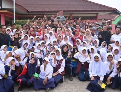 Ratusan Pelajar Menyambut Bupati Nina Agustina Ngantor di Kecamatan Lelea