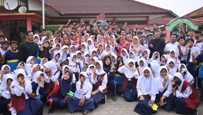 
 Ratusan Pelajar Menyambut Bupati Nina Agustina Ngantor di Kecamatan Lelea