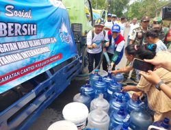 KPI RU VI Balongan Berikan Bantuan Air Bersih Warga Cantigi