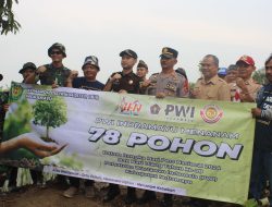 Kodim 0616 Indramayu Kolaborasi dengan PWI Indramayu, Tanam Pohon dan Bersih-bersih Sungai