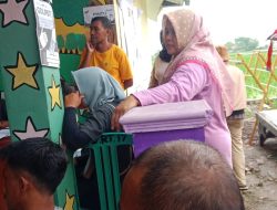 Antusias Warga, Meskipun Hujan TPS 18 Binong Tetap Ramai Ikuti Penyoblosan