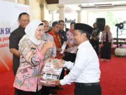 Bupati Indramayu Nina Agustina Serahkan SK ASN PPPK Guru : Pendidik Harus Mampu Meningkatkan Kualitas Dunia Pendidikan