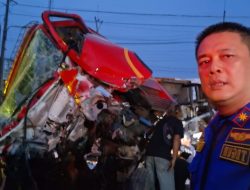 Kereta Api Tabrak Mobil Damkar Indramayu