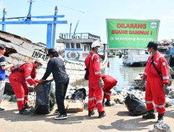 Hari Lingkungan Hidup, Pertamina RU VI Ikut Andil Bersihkan Muara yang Digelar Pemda Indramayu