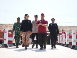 Jembatan Sumbermulya Dibangun, Bupati Nina Agustina Memperlancar Akses Petani Makin Baik
