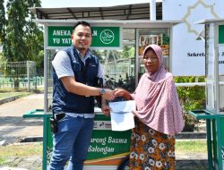 Sejahtera Bareng Bazma, Penyandang Disabilitas di Indramayu Terima Bantuan Gerobak Dagang