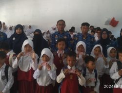 Bupati Nina Agustina Melalui Camat Muhtarrom menyerahkan Kartu Identitas Anak (KIA)  untuk Siswa SDN 1 Kedungdawa Kecamatan Gabuswetan-Indramayu