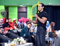 Ade Rai Sebagai Narasumber Seminar Kesehatan di Kilang Pertamina Balongan, ini Tips Hilangkan Perut Buncit