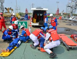 Petugas Health Kilang Balongan Sigap Selamatkan Korban Kebakaran Rig X-Ray dalam Emergency Drill