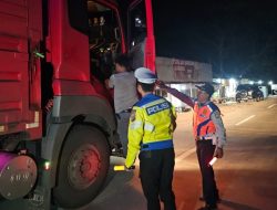 Jajaran Satlantas Polres Indramayu Tindak Tegas Kendaraan Truk Sumbu Tiga Demi Lancarnya Nataru