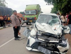 Kecelakaan Lalin Truk Tronton Oleng Melintasi Media Jalan Seruduk Avansa dan Satu Orang Tewas