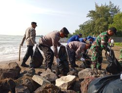 Peringatan Hari Lingkungan Hidup Sedunia 2025, Forkopimcam Balongan dan DLH Bersih Bersih Pantai