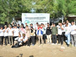 Peringati HLH Sedunia, Kilang Pertamina Balongan Ambil Peran Bersihkan Sampah Plastik di Pesisir Pantai