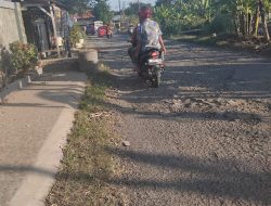 Jalan Raya Tinumpuk Pondoh Rusak Cukup Lama, Warga Minta Segera Perbaikan Dengan Cor Beton