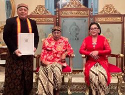 Ketua Umum AMKI Dinobatkan Jadi Bangsawan Keraton Surakarta, Ini Sosok Tundra Meliala yang Curi Perhatian Raja