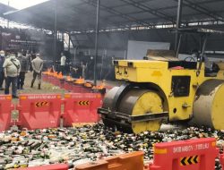 Ribuan Botol Miras dan Uang Dolar Palsu Dimusnahkan Kejari Garut, Bentuk Transparansi dan Perlindungan Masyarakat