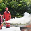 Tim Pemadam Kilang Pertamina Balongan Latih Istri Pekerja Padamkan Kebakaran