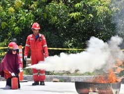 Tim Pemadam Kilang Pertamina Balongan Latih Istri Pekerja Padamkan Kebakaran