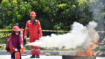 Tim Pemadam Kilang Pertamina Balongan Latih Istri Pekerja Padamkan Kebakaran