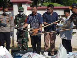 Satpol PP Indramayu Musnahkan Ribuan Botol Miras dan Rokok Ilegal