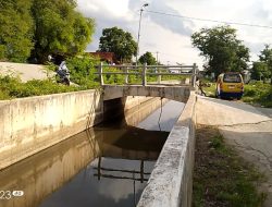 Warga Pergaya Keluhkan Jalan Sekitar Saluran Irigasi