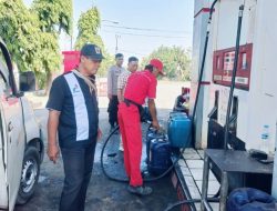 Polsek Juntinyuat Memastikan Pembelian BBM Solar Bersubsidi dengan Jerigen di SPBU Limbangan, Sesuai Aturan dan Memiliki Izin Resmi