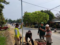 Kuwu Duriyan dan Ustadz Emin Pimpin Langsung Pemasaangan 80 Titik PJU di Jalan Raya Desa Tinumpuk