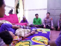 Kapolres Indramayu AKBP Prianggo Parlindungan Malau., S.I.K., M.Si: Menjenguk Korban Penganiayaan Warga Desa Rambatan Wetan di Kediamannya