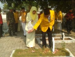 Rangkaian HUT Partai Golkar ke-62, DPD Partai Golkar Indramayu Gelar Ziarah ke Makam Pahlawan